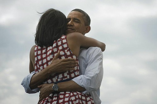 Obamov volebný tím dal na Twitter krátko po oznámení víťazstva túto fotografiu