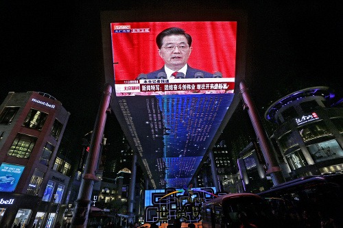 1984, alebo Blade Runner? Prezident Chu Ťin-Tao sa prihovára z obrovskej obrazovky.