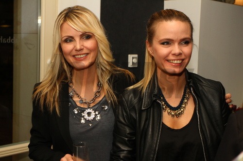 Pri pohľade na túto fotku by len málokto tipoval, že Emma a Ema Tekelyové nie sú sestry. 