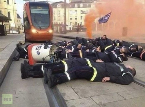 Požiarnici blokujú električkovú trať v Paríži