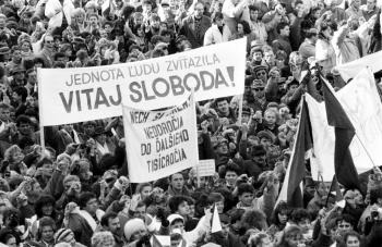 Desaťtisíce obyvateľov Banskej Bystrice a okolia vyjadrili 27. novembra 1989 na Námestí SNP v Banskej Bystrici svoju podporu generálnemu štrajku