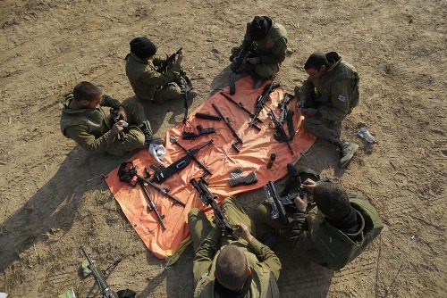 Izraelskí vojaci rozhadzujú letáky