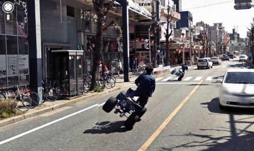 O Japoncoch sa síce vraví, že spoločenský bontón majú v malíčku, ale niektorí to na cestách trochu preháňajú.