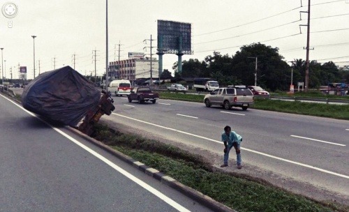 Thajčania sú na dopravné nehody zvyknutí. Ani prevrátený nákladiak ich nevyvedie z miery.