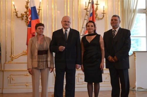 Renáta Buchová (druhá zprava) získala za svoj hrdinský čin ocenenie Zlatý záchranársky kríž 2012