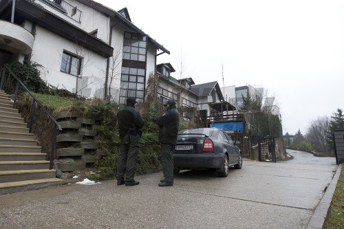 Miesto činu aj teraz strážia policajti