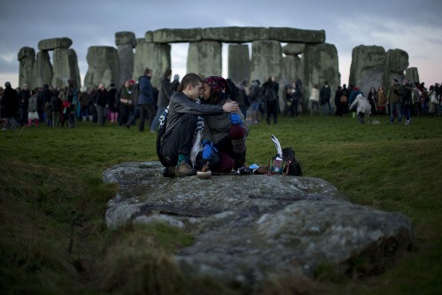 Ľudia pri Stonehenge 21.12.2012