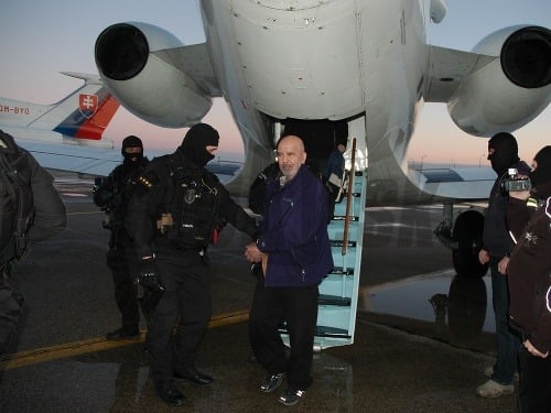 Historický moment - Sadiki vystupuje z lietadla na bratislavskom letisku