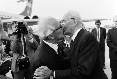 Romantika pod krídlami Iľjušina. Husák víta Ericha Honeckera, generálneho tajomníka Komunistickej strany NDR. 