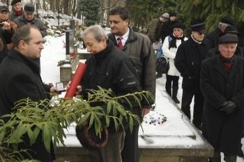 Predseda KSS Jozef Hrdlička odovzdáva nad Husákovým hrobom vyznamenanie bývalému predsedovi Jozefovi Ševcovi. 