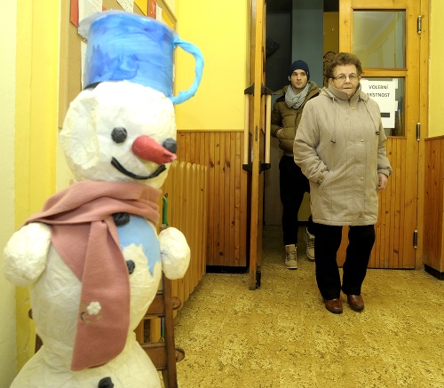 V zlínskom kraji voličov vítal aj snehuliak.