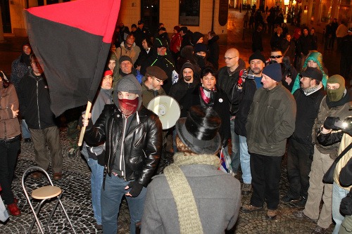 Úcastníci akcie Ples nespokojných občanov sa zhromaždili pred historickou budovou SND.