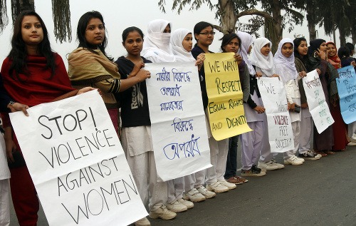 Bangladéšské ženy vyšli do ulíc po brutálnom znásilnení mladej dievčiny 