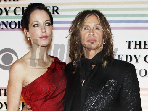 Spevák americkej rockovej formácie Aerosmith Steven ​sa rozišiel so snúbenicou Erin Brady. Dvojica, ktorá sa dala dohromady ešte v roku 2006, však údajne naďalej plánuje udržiavať priateľský vzťah. 