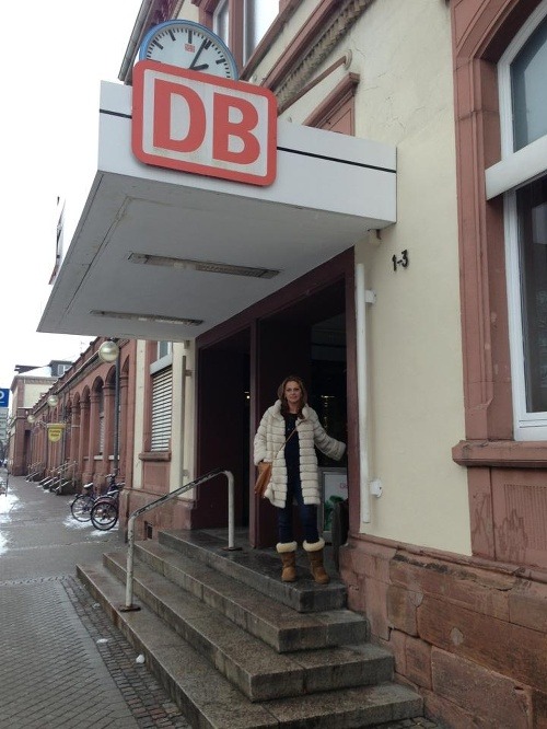 Monika Beňová čaká na vlak z Offenburgu do Frankfurtu. Z Frankfurtu mala letieť do Viedne. 
