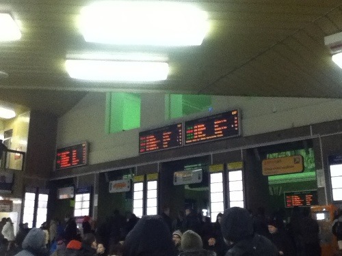 Tlačenica na Hlavnej stanici. Ľudia sa iba bezmocne pozerali na informačnú tabuľu.