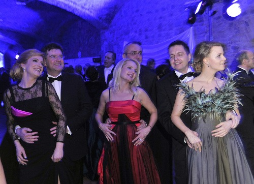Fotografie z plesu diplomatov