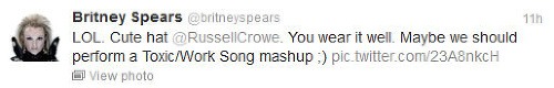 Britney Spears: LOL. Pekná čiapka Russel Crowe. Pristane ti. Možno by sme spolu mohli predviesť mix Toxic a pracovnej piesne ;)
