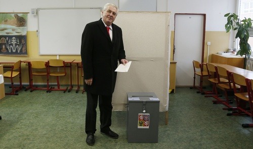 Miloš Zeman vhadzuje do urny svoj hlasovací lístok. Hlas Karla Schwarzenberga je neplatný. Do urny vhodil lístok bez obálky.