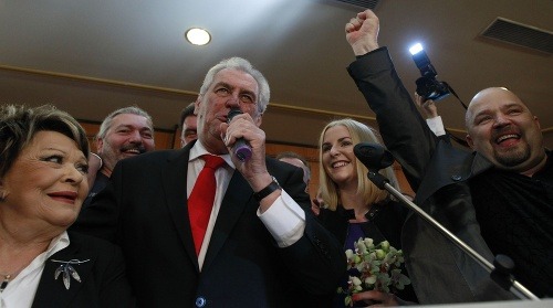 Miloša Zemana počas volebného dňa prišli podporiť jeho dcéra Kateřina (vpravo), herečka Jiřina Bohdalová (vľavo) a spevák Daniel Hůlka (vzadu).