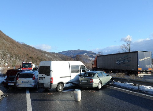 Hromadná nehoda viacerých vozidiel