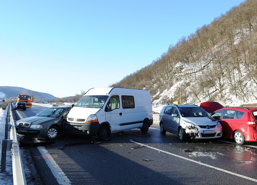 Hromadná nehoda viacerých vozidiel