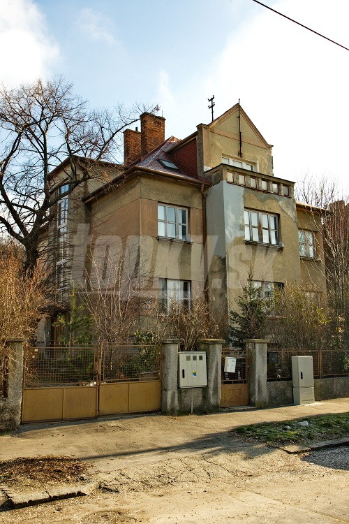 Bratislavský dom, v ktorom bývajú Lajčákovci. Vstupujú doň ponad kábel dopravného podniku. 