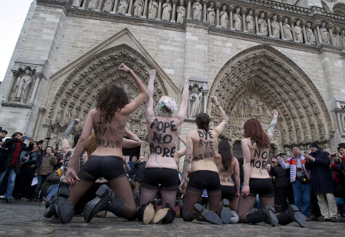 Feministky oslavujú odchod pápeža: