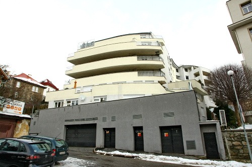 Minister Borec si na lukratívnej adrese doprial hneď dva byty na jednom poschodí.