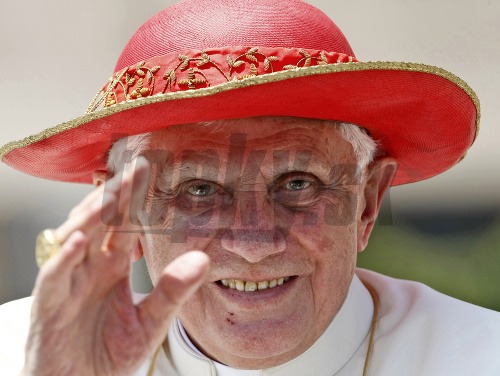 Pápeža preslávili jeho raritné pokrývky hlavy.