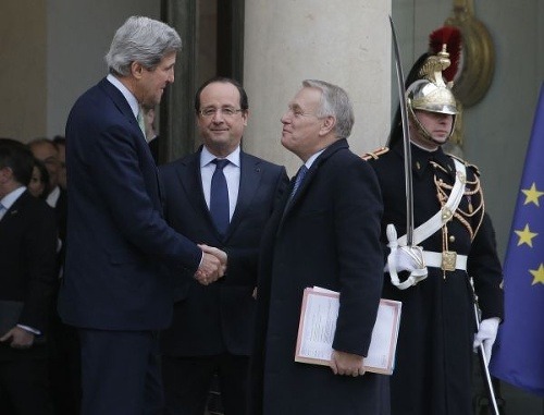 John Kerry (naľavo) sa víta s francúzskym premiérom Jeanom Marcom Ayraultom (vpravo) a francúzskym prezidentom Francoisom Hollandom (v strede)