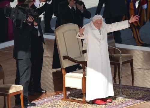 Dojímavá rozlúčka pápeža Benedikta
