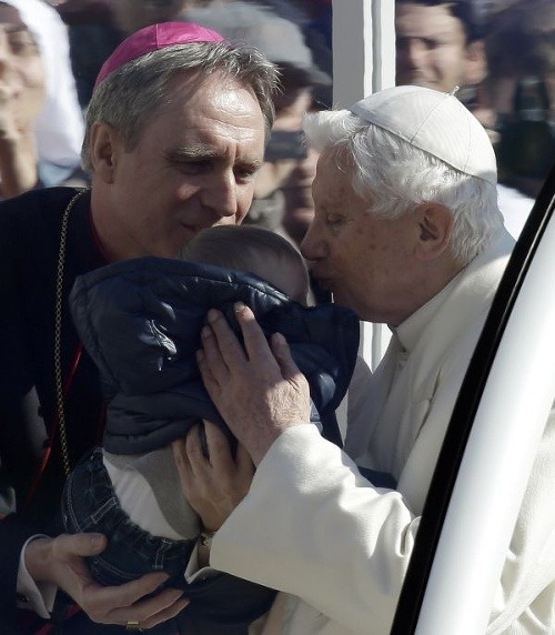 Dojímavá rozlúčka pápeža Benedikta