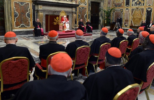 Rozlúčka pápeža s kardinálmi.