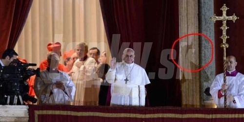 Pápež, s dorobenými rohmi.