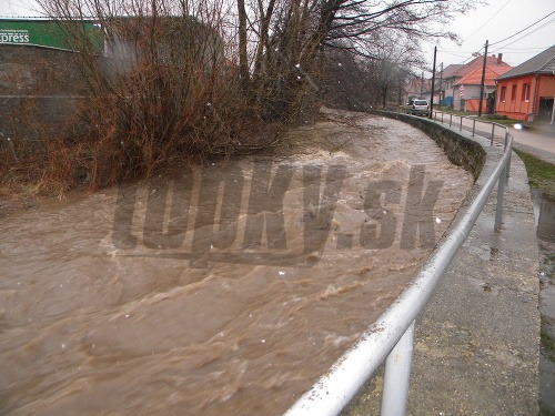 Povodňový stav rieky Žitava v obci Žitavany