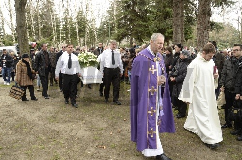 Rakvu k hrobu sprevádzal arcibiskup Bezák a dlhý sprievod ľudí.