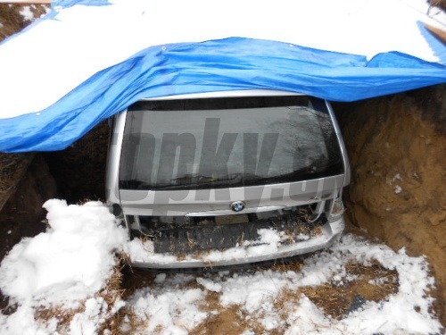 Auto chcel Holíčan v jame postupne rozobrať.