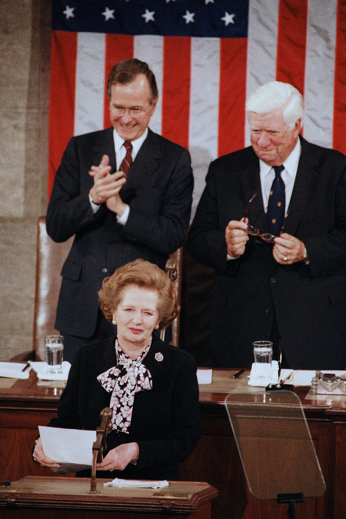 Rok 1985. Železnej lady tlieska George Bush starší, viceprezident v administratíve Ronalda Reagana. 