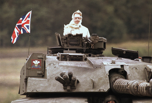 1986 - premiérka sa pri návšteve britských vojakov v Nemecku povozila na britskom tanku. 