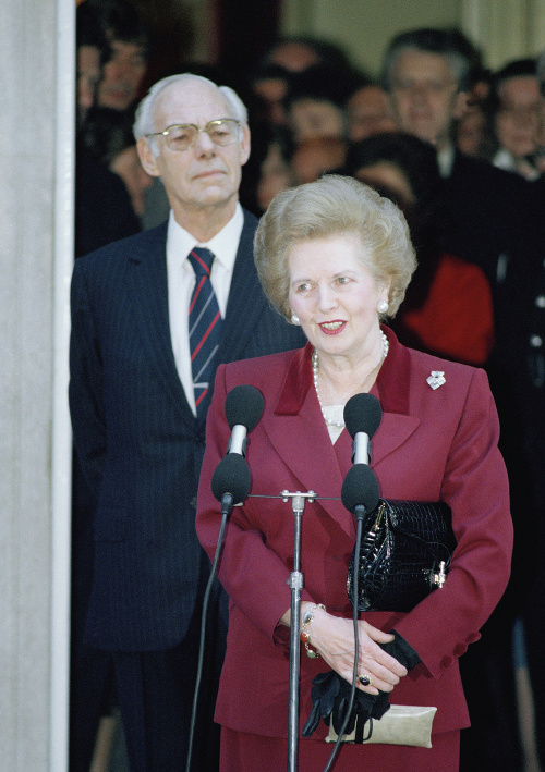 Rok 1990. Premiérka Thatcherová opúšťa sídlo na Downing Street 10. Jej vyhlásenie v pozadí počúva jej manžel Sir Denis. 