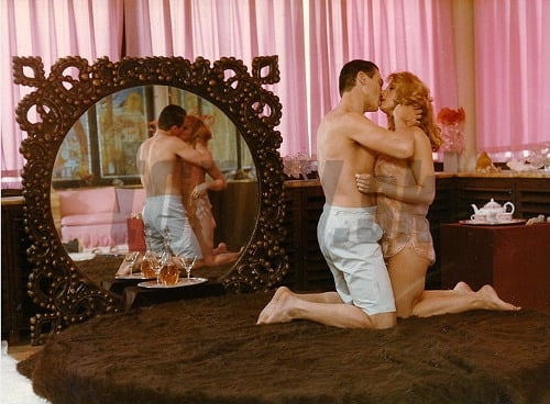 Vášnivú milostnú scénku si zahrala aj v snímke Anděl svádí ďábla (1988). Herečka mala vtedy 34 rokov. 