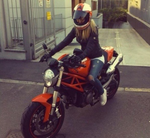 Pekná blondínka milovala motorky.