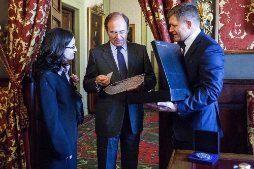 V sídle Senátu si premiér spolu s predsedom senátu Píom Garcíom Escuderom (v strede) vymenil dary. Španielsky predstaviteľ dostal od Fica krištáľovú misu, premiér zase medailu s dominantou Madridu.