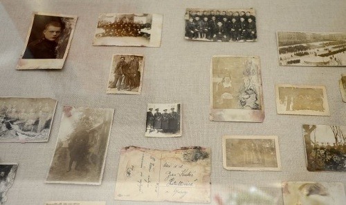 Schody Kubišovho domu ukrývali fotografie, dokumenty aj ľúbostné listy.
