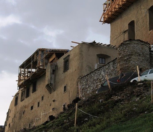 Počasie poškodilo strechu hradu