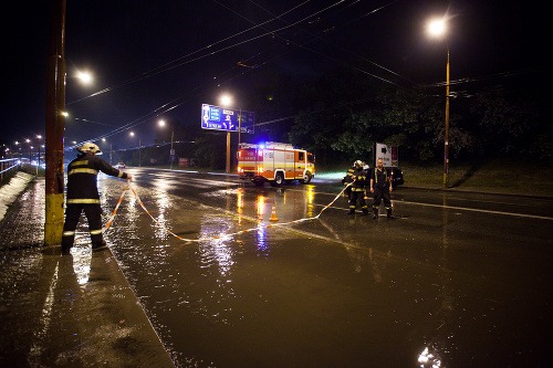 Slovensko zasiahli búrky: Bratislavu