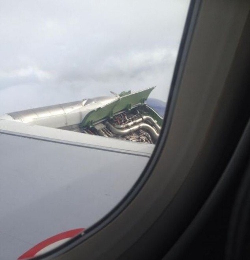 Jeden z pasažierov odfotil motor lietadla.