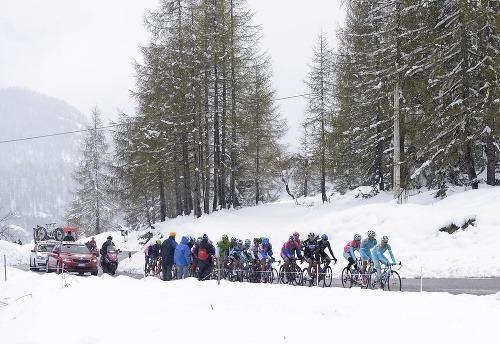 Cyklisti po vynechanej 19. etape pretekali aj napriek snehu.