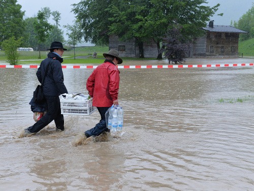 Záplavy trápia aj susedné